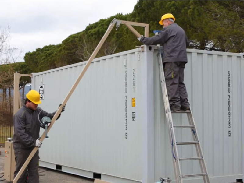 Hooking winch for our container lifting system